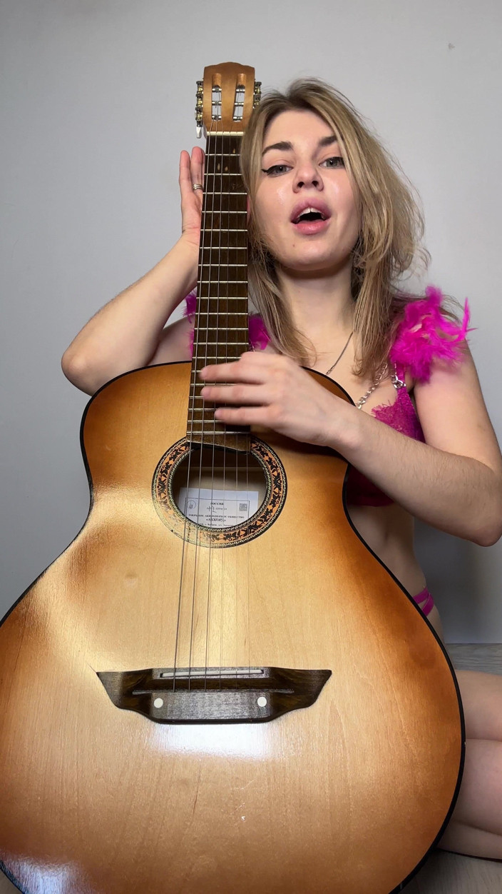 Misty Phoenix: Love Pretty Girls and Musical Instruments