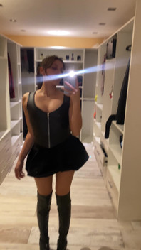 Latexová děvka vám ukazuje své kozy