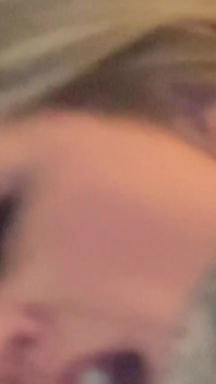 Milfy loira e morena brincam com uma cinta-