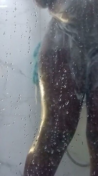 Mon ex est dans la salle de bain avec moi et il fait des merveilles