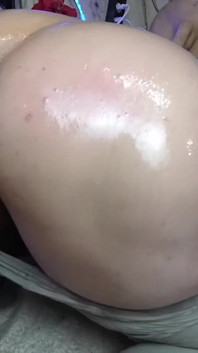Camgirl wird von einer sexmaschine gefickt und wird nass!!