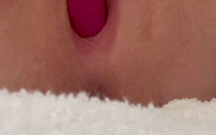 Pink pussy playground: Joacă la baie cu vibrator până la orgasm
