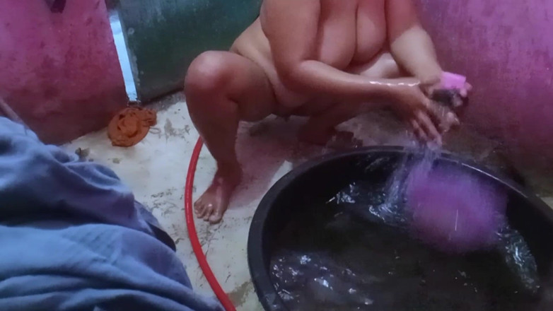 Citra: Moje macecha se vždy natáčí ve sprše, aby předváděla svou...