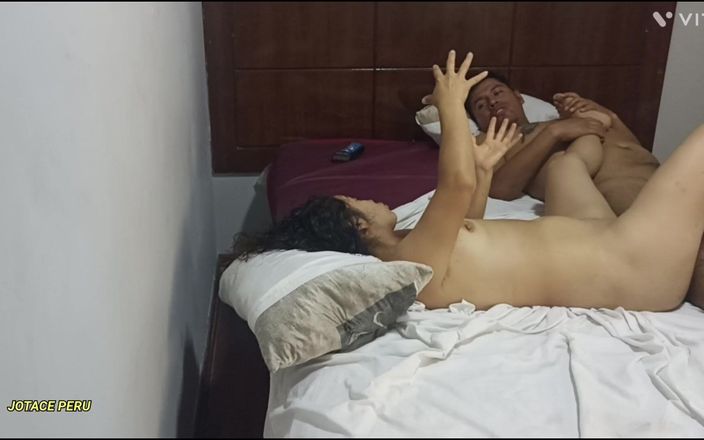 Jotace Peru: Ve svém pokoji mám nahou latinskoamerickou zralou, která jí masíruje...