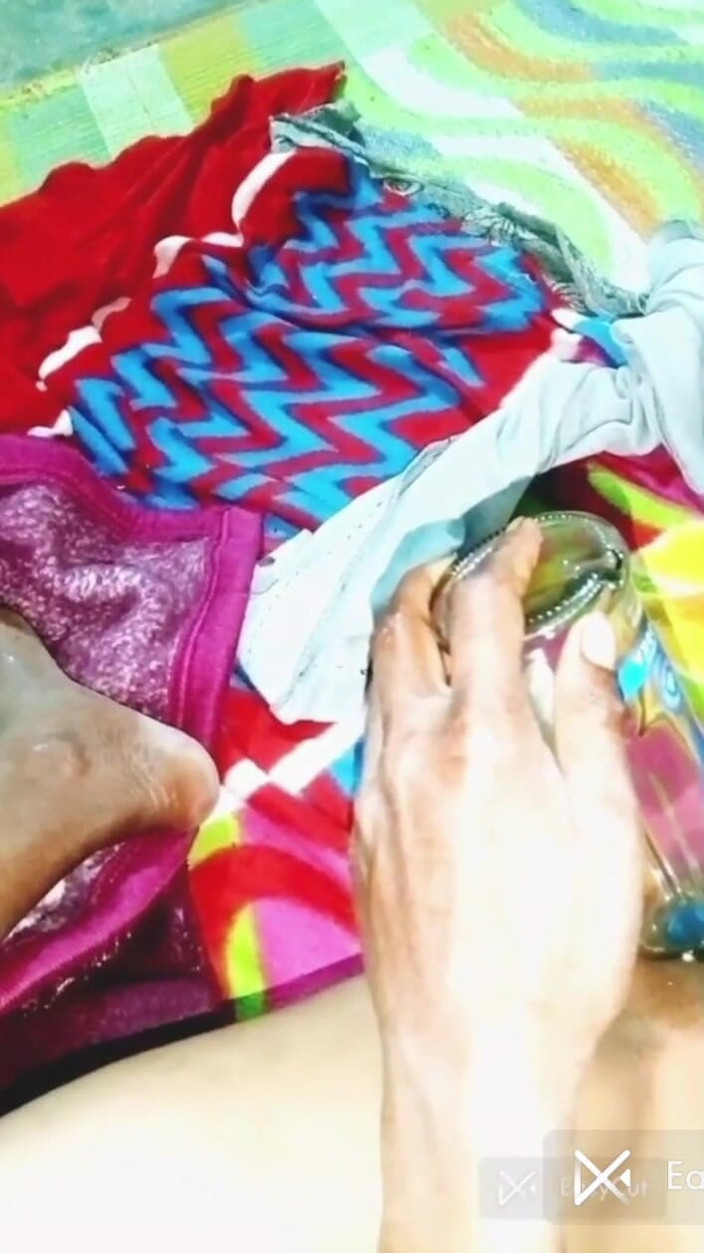 IndianVibeX: Ibu rumah tanggaku lagi asik muasin memekku pakai tongkat