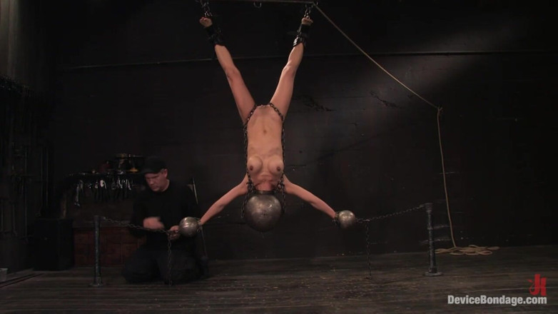 Device Bondage by Kink: Tia Ling 거꾸로, 일시 중단, 고통, 그녀의 바위 하드 바디는 성적으로