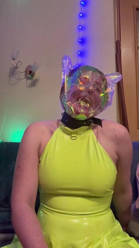 Costume da bagno, sacchetto di plastica, nastro adesivo e pinze naso