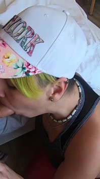 Přítelkyně kouří ptáka doma a polyká sperma