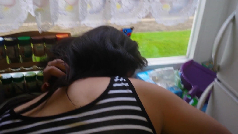 Caralia Deluxe: El tipo se folla a un bebé en su cocina...