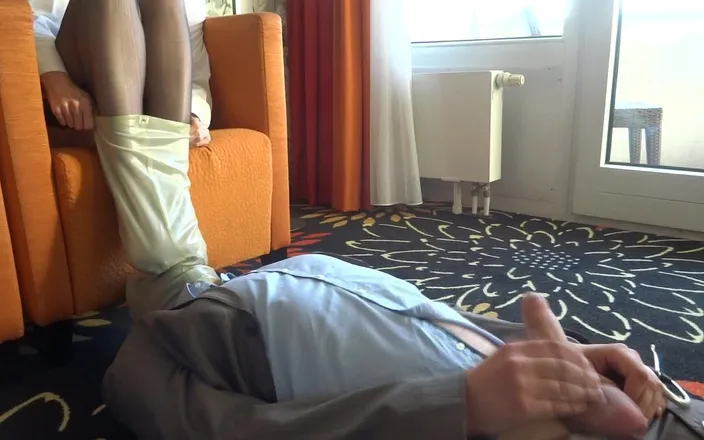 Lady Victoria Valente: Cumming with cheese feet in rubber foot mask!