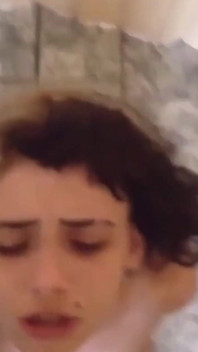 Ragazza beccata dal fidanzato che gioca con il culo e prende sborrata in faccia