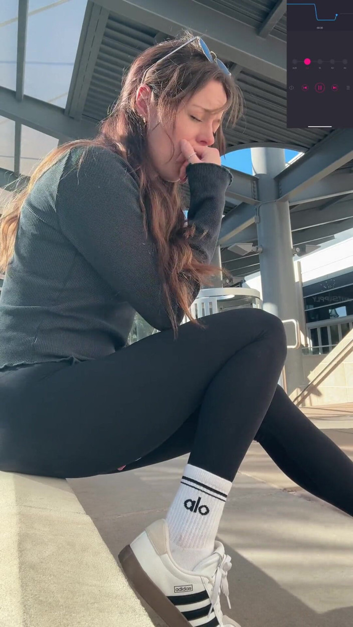 Nadia Foxx: ショッピングモールで激しく射精できる場所を見つける |オーガズム |屋外