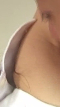 목 숭배에서 격렬하게 신음하는 미시 아시아 밀프