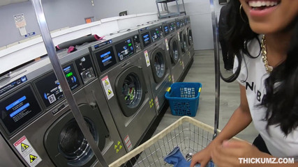 Team Skeet: Thickumz - Booty ebony fucked in the laundromat