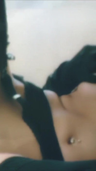 Aletta Ocean houdt haar handschoenen aan terwijl hij erop klaarkomt na een diepe neukpartij