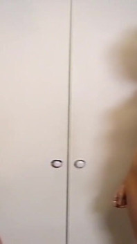 La ragazza magra mora viene scopata duramente e prende un viso