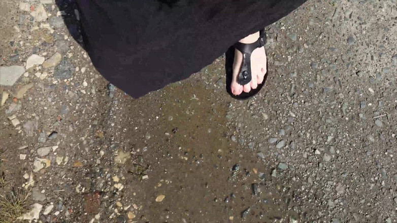 Footfetish: Outdoor Im Schwarzen Kaftan Und Barfuß in Schwarzen Birkenstocks