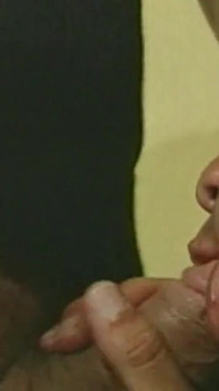 Dotados musculosos disfrutan de una sesión anal a pelo