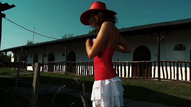 FapFlare: 農場の女の子ノラ・スワンは、彼女の引き締まったお尻を屋外で叩きつけられます