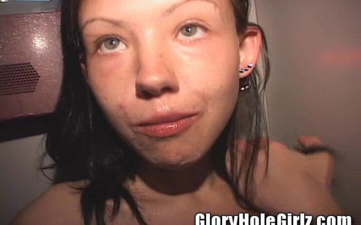Glory Hole Girlz: 精子を吸い出す可愛いにきびグリースビッチ黒人チンポも栄光穴ホー!