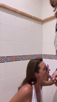 Lety Howl scopa in un bagno pubblico in Spagna
