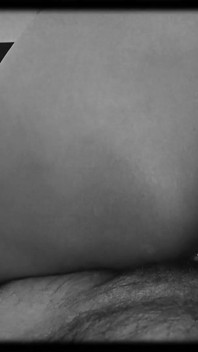 Première pipe, une Indienne à la chatte très juteuse se fait baiser par son copain