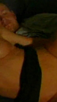 Geile blonde MILF reitet leidenschaftlich in auto und couch