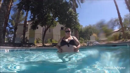 BBW Pleasures: SSBBW cammina nella vista subacquea della piscina