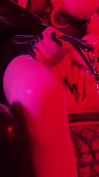 Rubber et Ava Fetishart font un footjob en latex à un pervers, partie 2