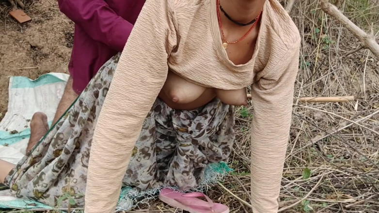 Kimmo: Bhabhi Ko Jangal Mai Ghodi Banaya Aur Chudai Ki