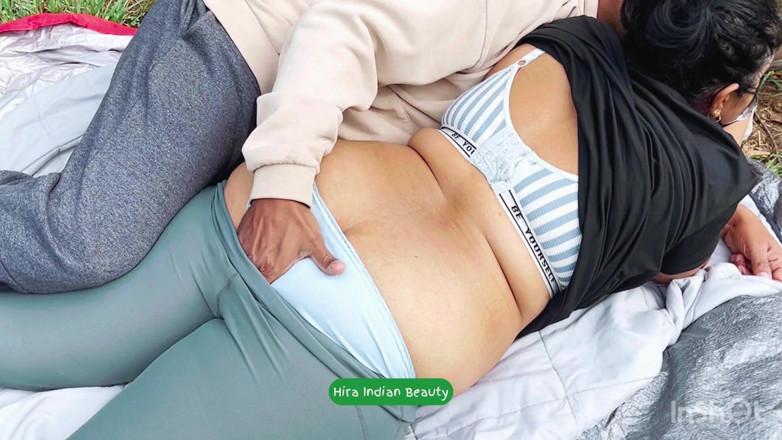 Hot 365 Entertainments: Hira, Cesur Hintli MILF: Sıkıştırılmış Çıplak Popo, Boşalmalar, Boşalmalar, Boşalmalarla açık...