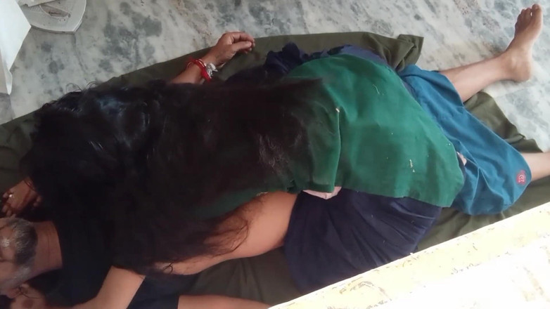 Desi stepfamily: デジホットロマンチック18+義理の娘が義父をしゃぶる