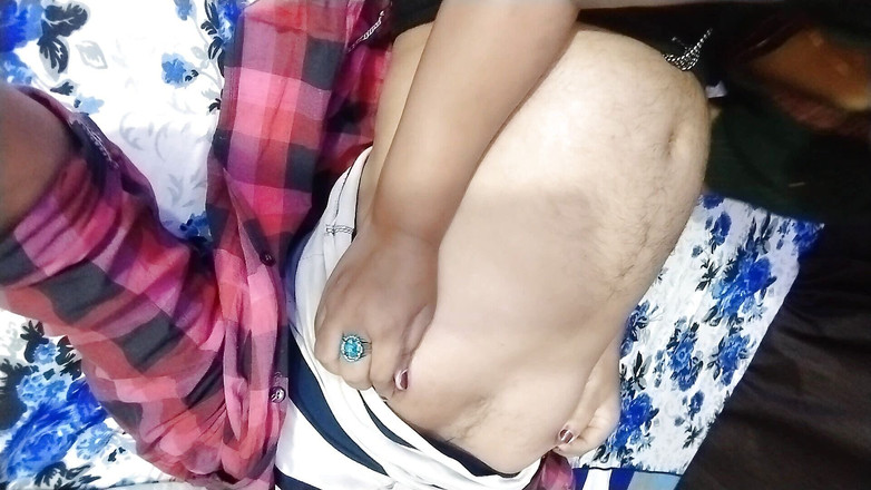 HotGirl21: 性感的印度女人说服男孩做爱