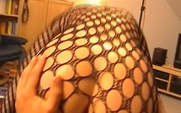 German Homemade: O gagică germană blondă uimitoare este distrusă din cur