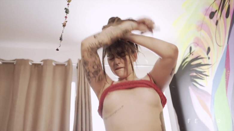 Fever Films: Geile brunette geneukt door een grote pik en krijgt sperma...