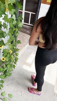 ホットラティーナの女の子は公共の場で彼女のお尻を私に見せ、私たちはほとんど捕まりました