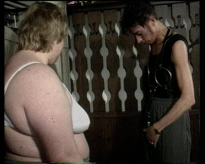 Deutsche Damen: Mira a esta grandota dama alemana mostrar su cuerpo en...