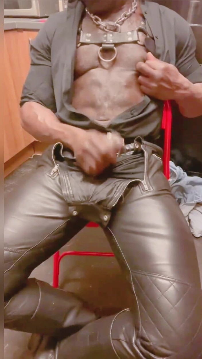 Black mature kinky muscle: 가죽 근육 새아빠 솔로 플레이