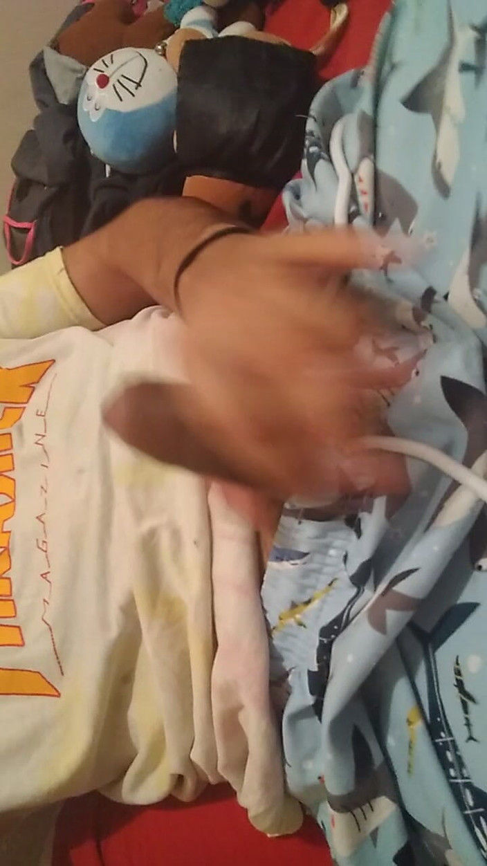 AlexAlejandro13: Sentuh aku di atas pakaianku