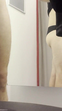 Un giovane ragazzo in perizoma prova i nuovi pantaloni, culo dolce e scoppio del pene