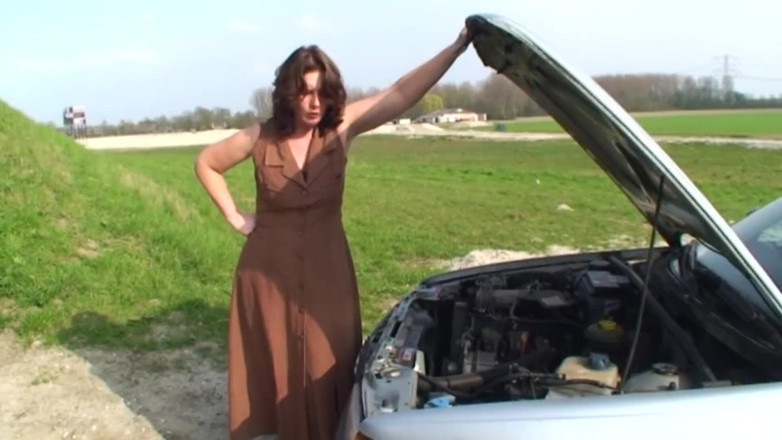 Mature Climax - 100% Mature Videos: Grote rijpe brunette in sexy outfit neukt buiten