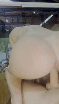 Eu preparei minha buceta para ele jantar e acabei esguichando na mesa!