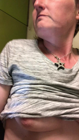 Pissing Paradise: Sikanie na samoloty, pociągi i samochody - ogromne siusiu w pociągu...