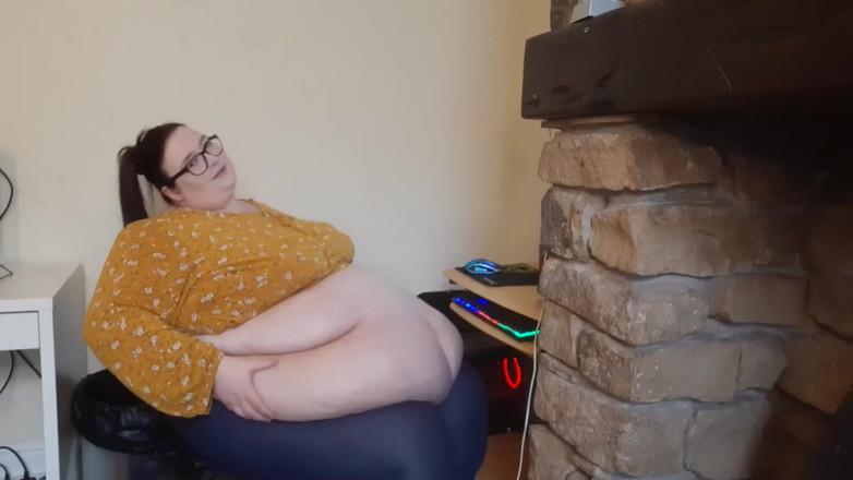 SSBBWLadyBrads: Fat girl office struggles