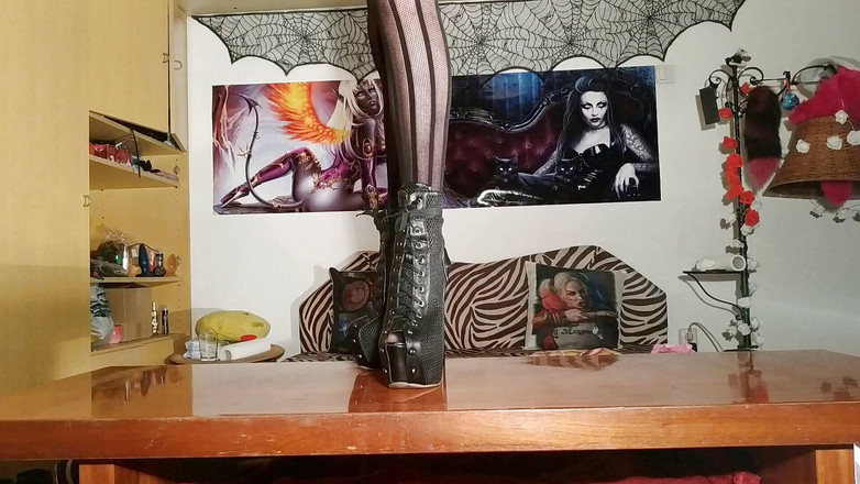 Beth Kinky: Marcher dans mes bottes de plate-forme noire - Beth Kinky