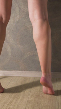 Siyah yüksek topuklu amatör orta yaşlı seksi kadın seksi bacaklarını ve baldır kaslarını azdırıyor
