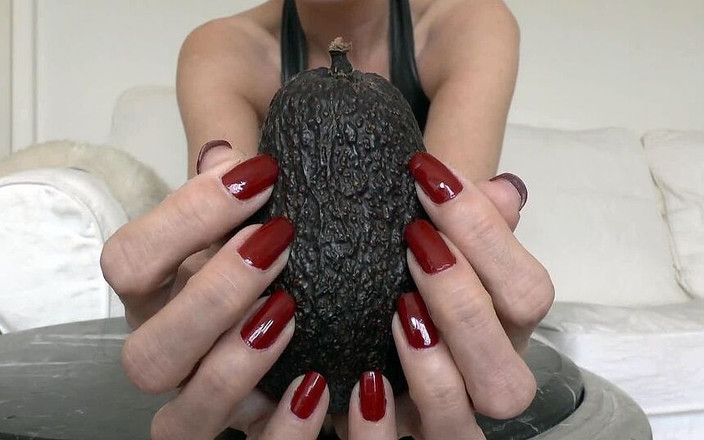 Lady Victoria Valente: 水果和美丽的手与红色指甲