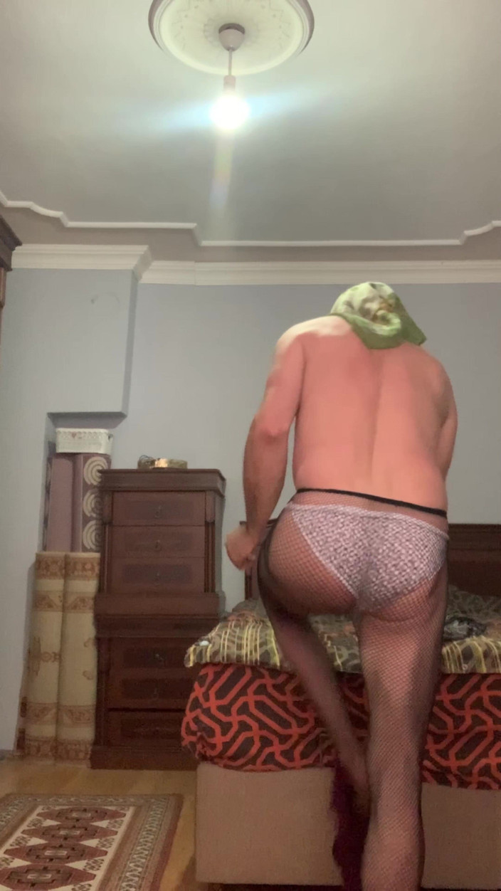 cd_aysemmm: moje hidžábská macecha s velkým zadkem se svléká