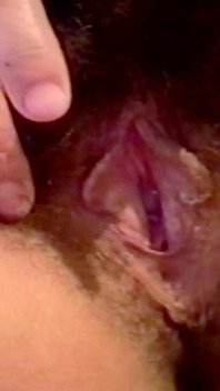 Extendí Mi Coño Peludo Para Que El Hijo De La Criada Pueda Mirar Y Masturbarse. Me Encanta Verlo Correrse.