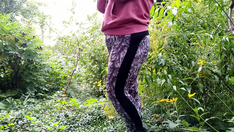 OurFetishLife: Une MILF au cul magnifique en legging m'a aidé à faire...